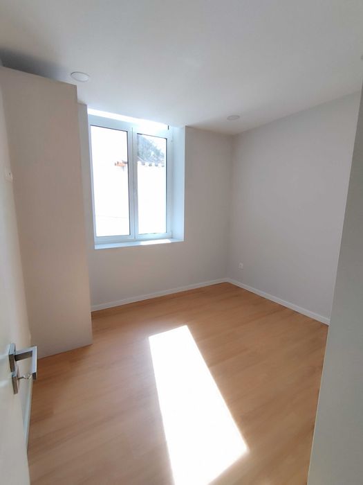 Arrenda-se T4 duplex, novo, em construção moderna. Elegante, confortável e espaçoso.