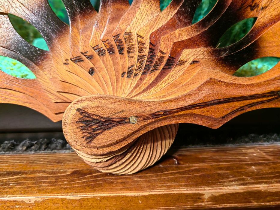 Leque Decorativo em Madeira Regina de Cuba