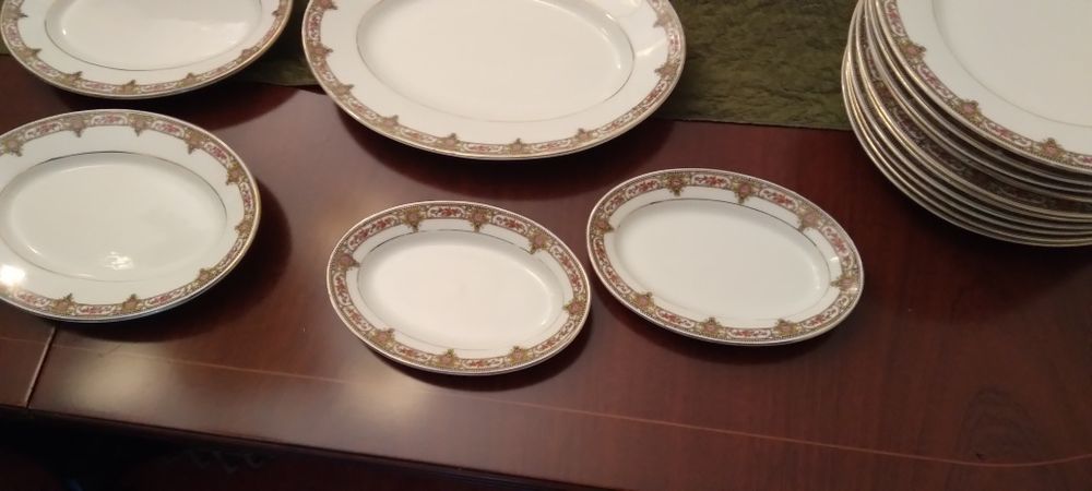 Serviço de jantar de louça marca " Coimbra ",