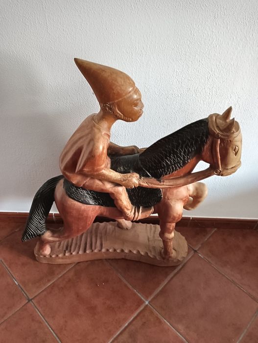 Vendo estatueta em madeira