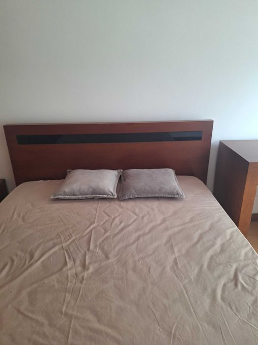 Cama, colchao e mesas de cabeceira