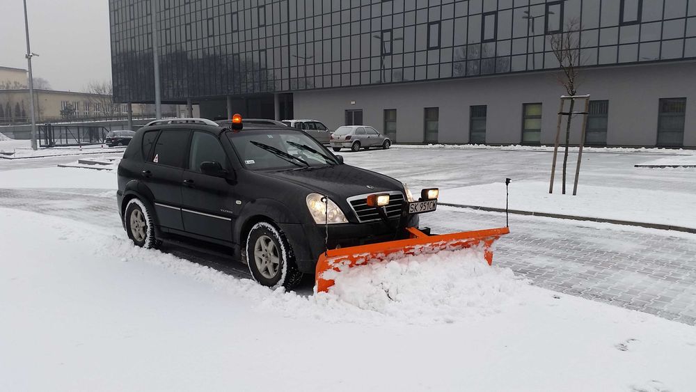 Odśnieżanie Katowice usługi odśnieżania Katowice chodniki parkingi place posypywanie sola drogowa