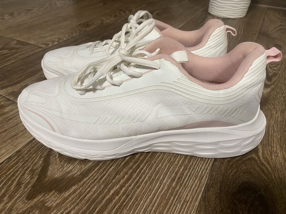 Спортивне взуття (кросівки)