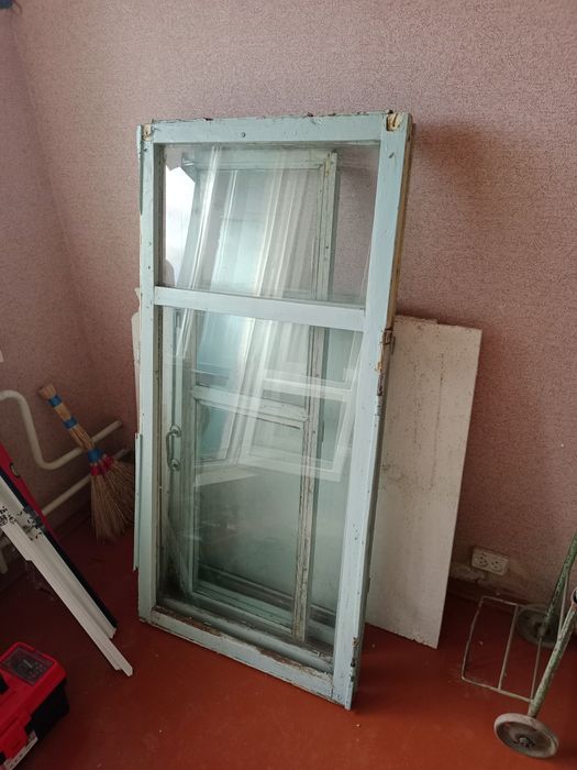 Безкоштовно віддам старі віконні рами