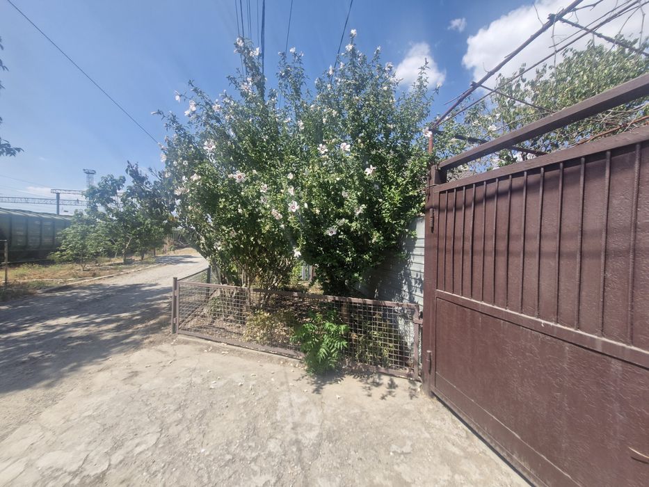 Крепкий жилой дом.