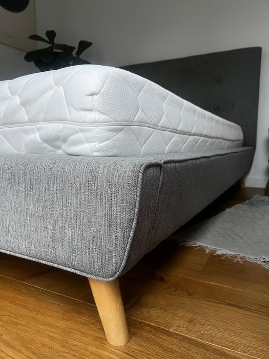 Łóżko tapicerowane do stpialni z materacem i stelażem