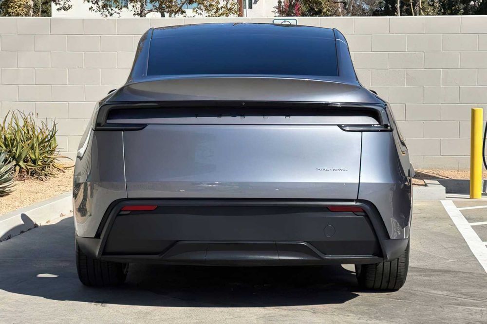 Tesla Model Y      2026