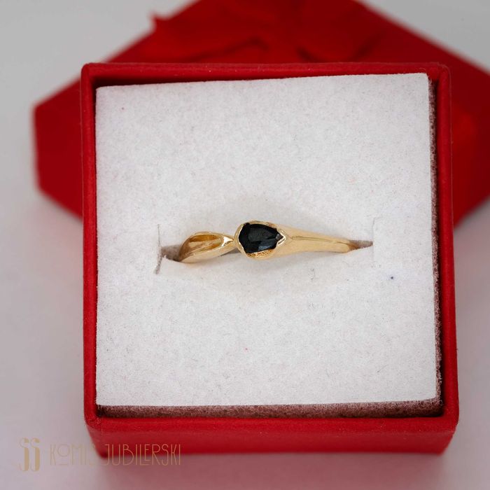 Złoty pierścionek z naturalnym kamieniem.