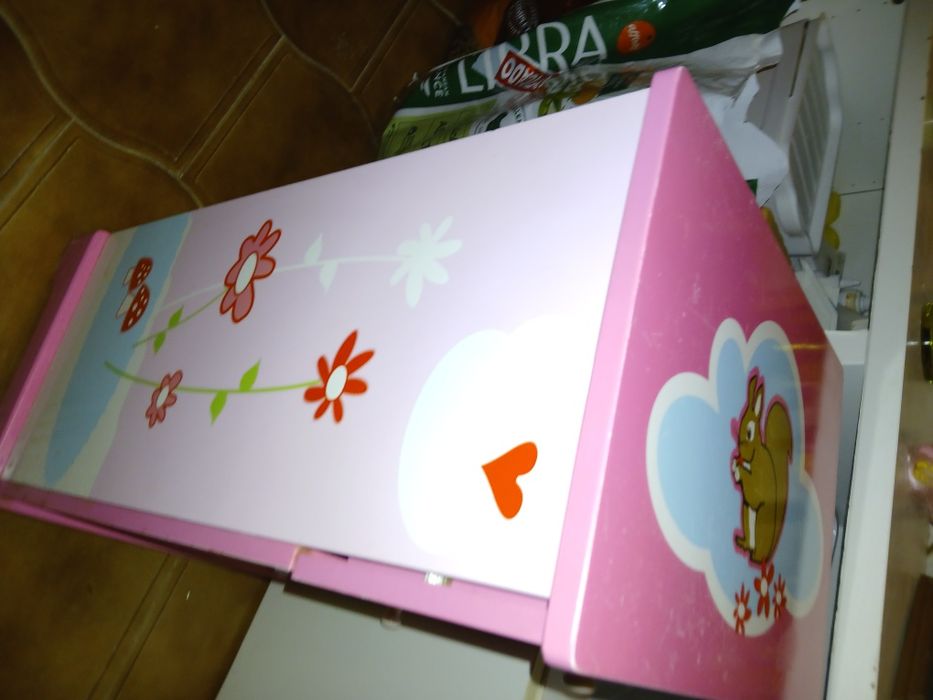 Mesa cabeceira para menina