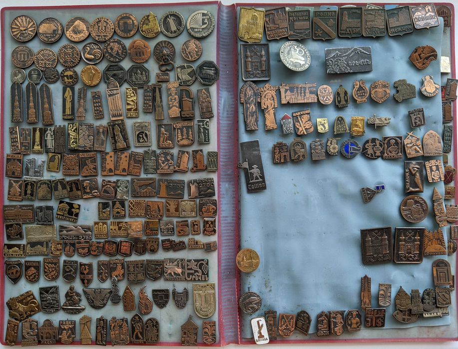 Значки із серій"Древний герб" (12штук),"Замки України" (5штук)