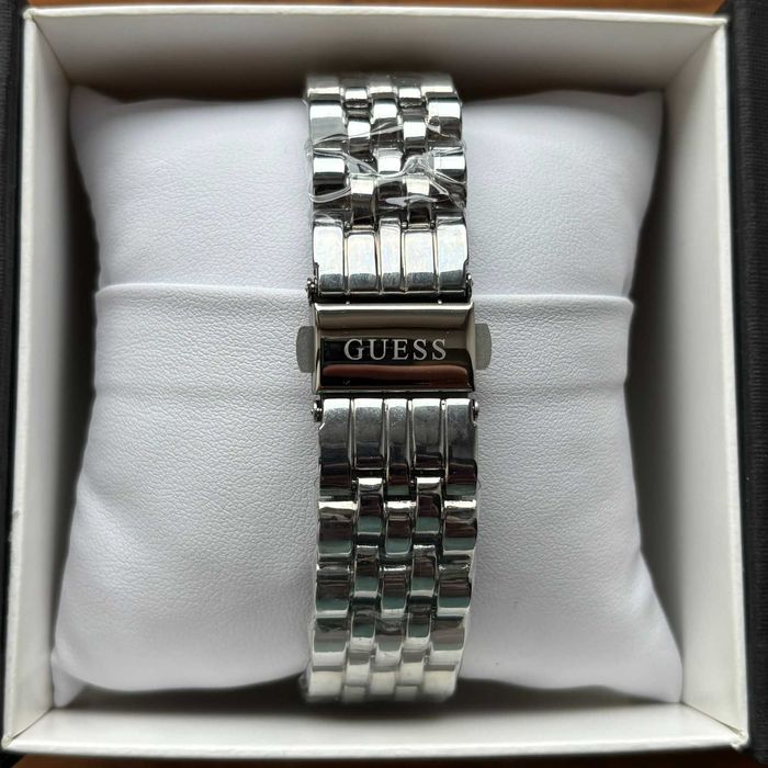 Жіночий годинник Guess срібного кольору на браслеті з робочою датою