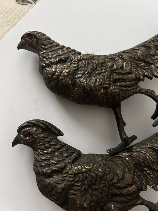 2 faisoes em estanho muito antigos, os olhos tem pedras vermelhas