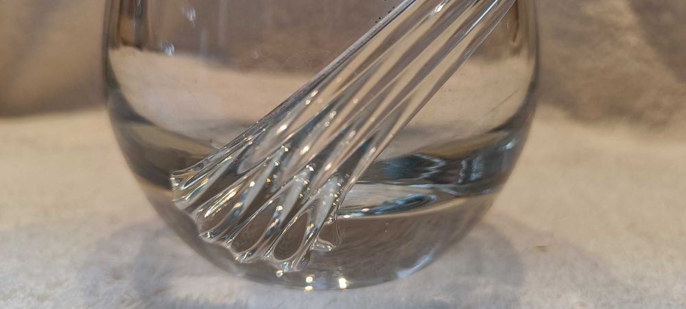 Piękna stara szklana designerska karafka. Z korkiem. Stan b.db.