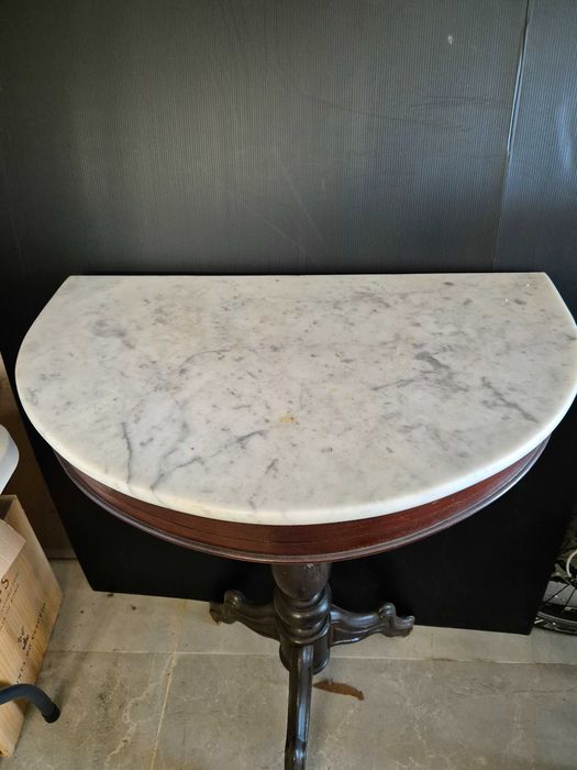 Mesa meia lua com tampo de mármore