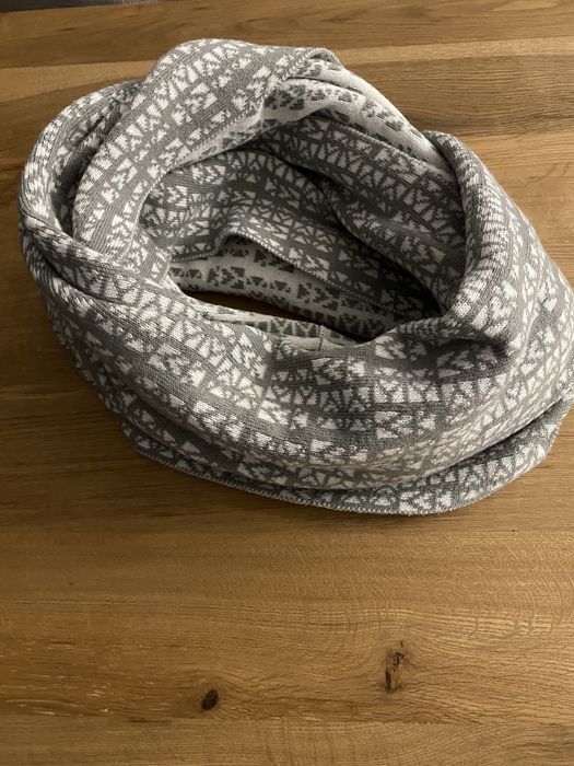 Szary komin Reserved gruby - geometryczne wzory