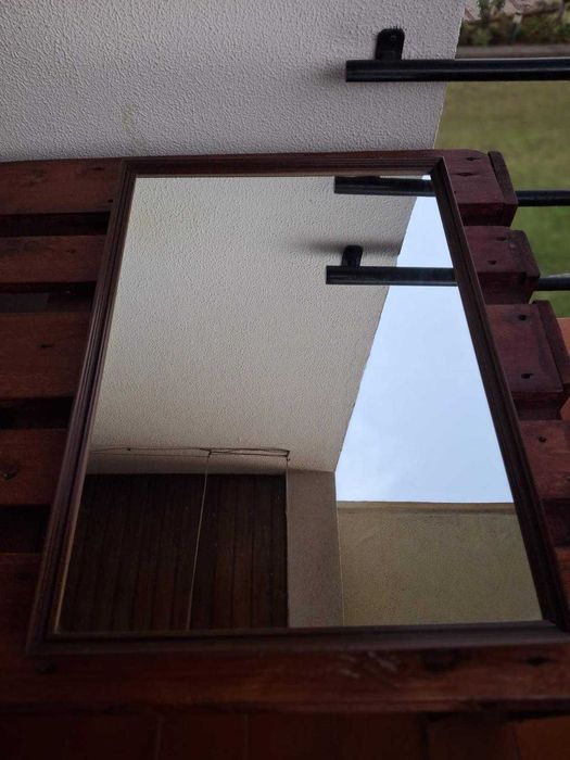 Espelho com moldura de madeira