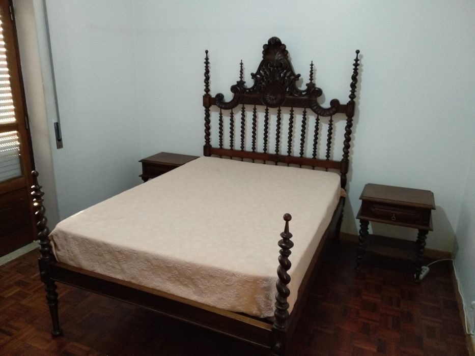Mobília de Quarto (cama, roupeiro, cadeiras e mesas de cabeceira)