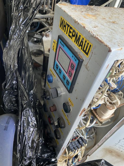 Машина для упаковки в пластиковий стаканчик рідких і в'язких продуктів