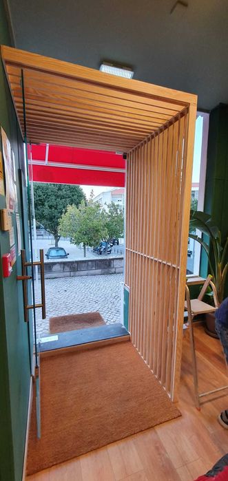 Fabrico de Mobiliário para comércio e restauração.