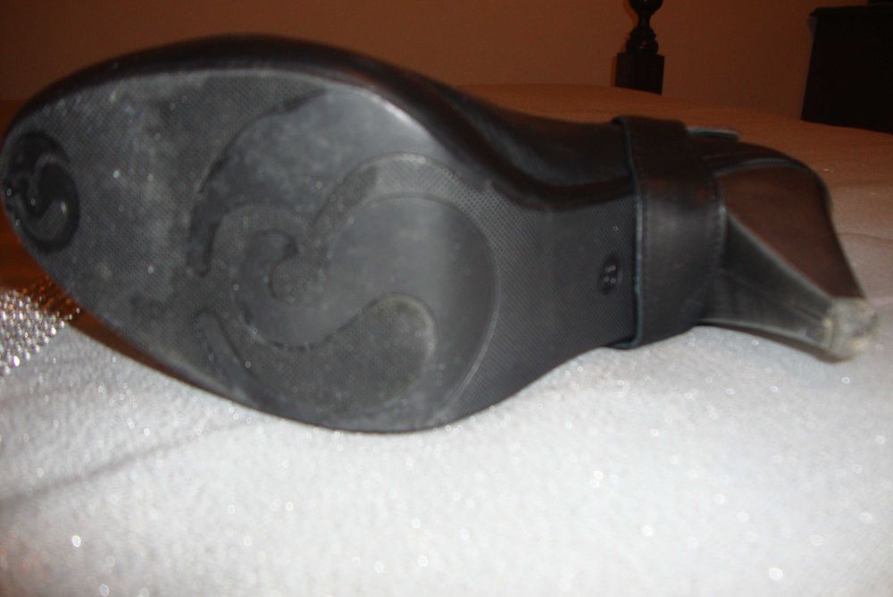 Botas pretas em pele baixa de preço enorme