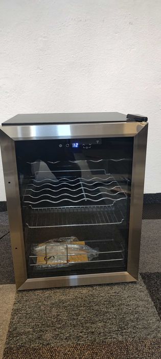 Lodówka na napoje, szklane drzwi, witryna  60L. Klarstein  S-216