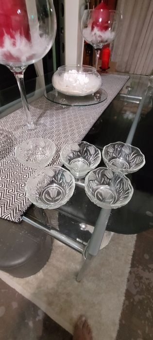 Dois conjuntos de taças de sobremesa 10€