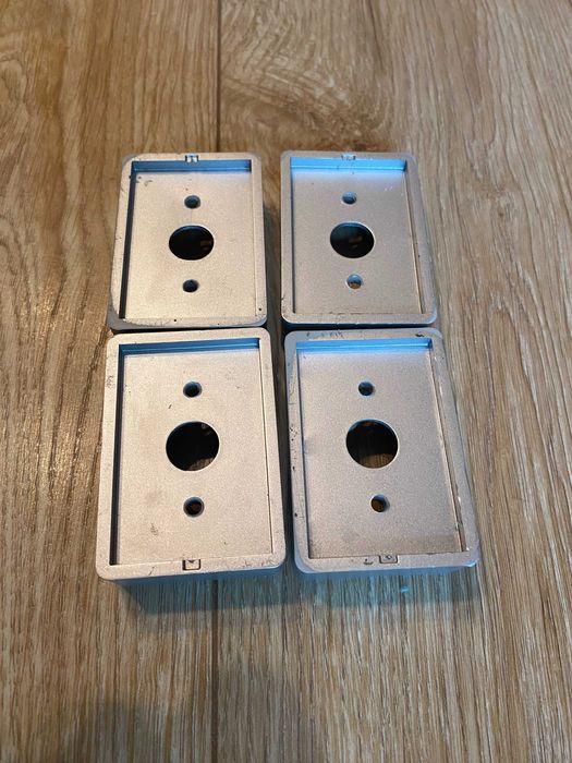 Nóżki do mebli plastikowe srebrne 6,5cm x 4,5cm x 2cm - 6 zł za 4 szt.