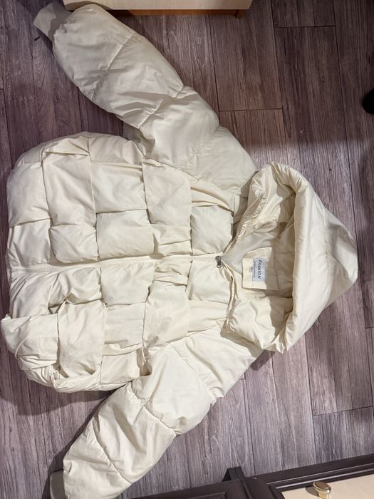 белый пуховик укороченый