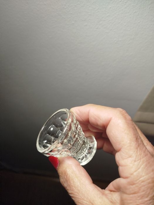 Pequeno copo de vidro