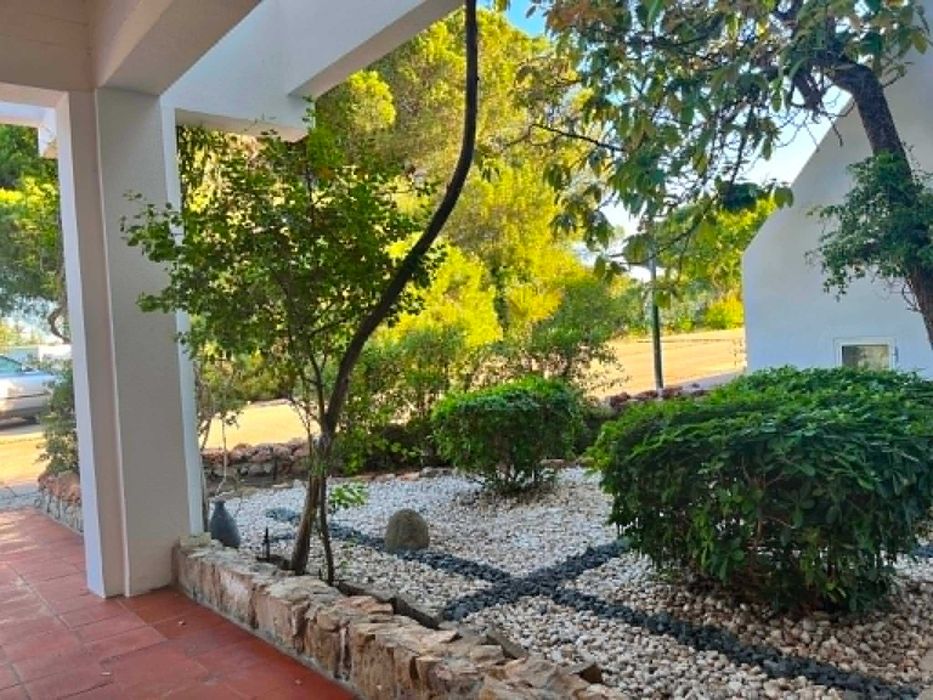 Moradia V2+1 em Vilamoura com Piscina e Estacionamento Privado