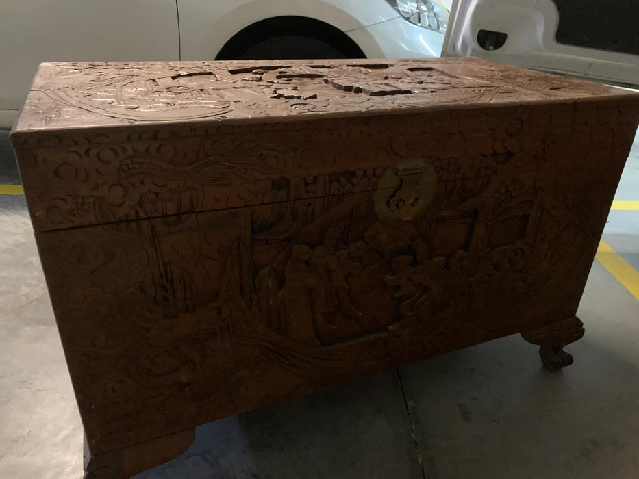 Baú Africano trabalhado á mão