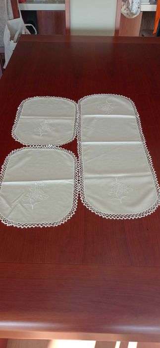 Conjunto de panos de quarto em renda e linho