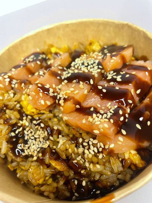 Рис з яйцем та лососем 285 грам