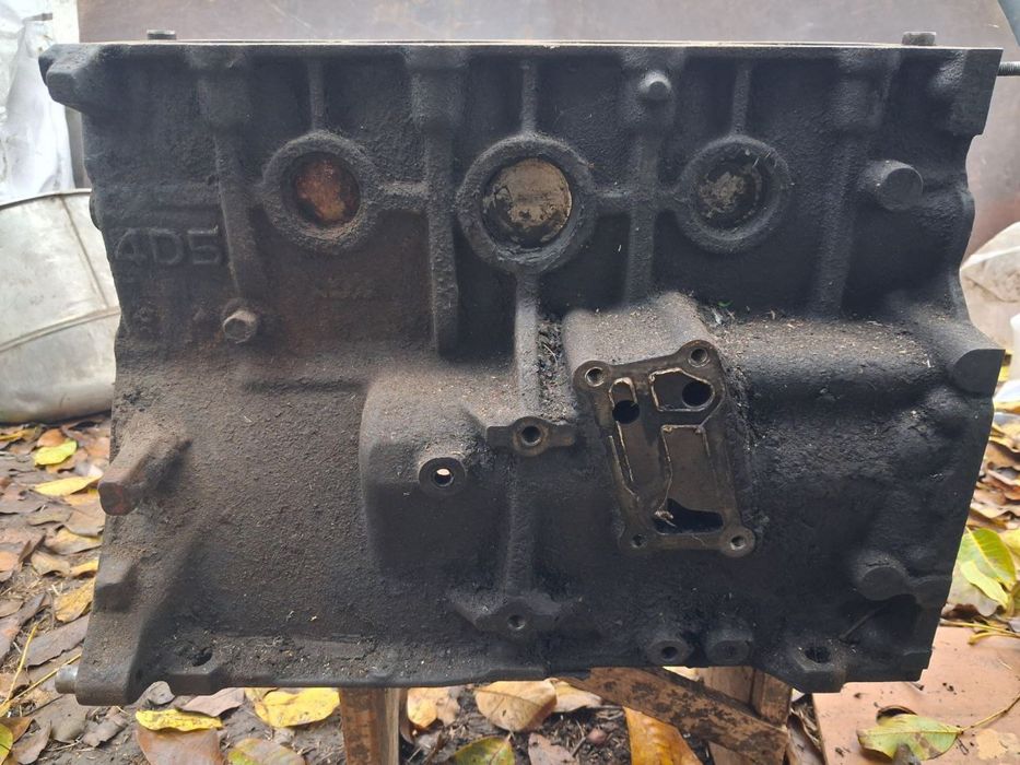 Блок двигателя Mitsubishi 4D56 2.5D - под ремонт / расточку