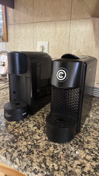 Duas máquinas de café para despachar