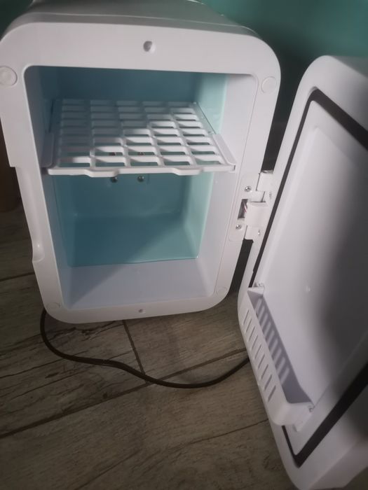 Lodówka mini do kosmetyków biała