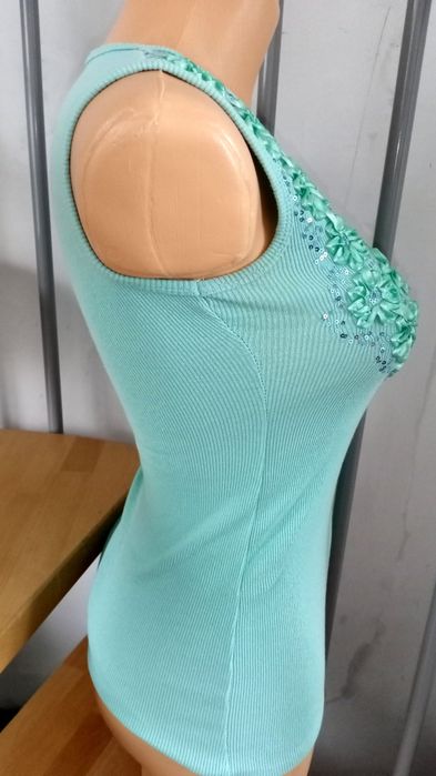 Bluzka na grubych ramiączkach miętowa prażkowany materiał kwiaty cekin