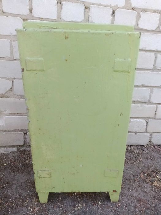 Шкаф металлический с дверцами. Ключик.
Размер: 35см.Х 60см.Х25см.