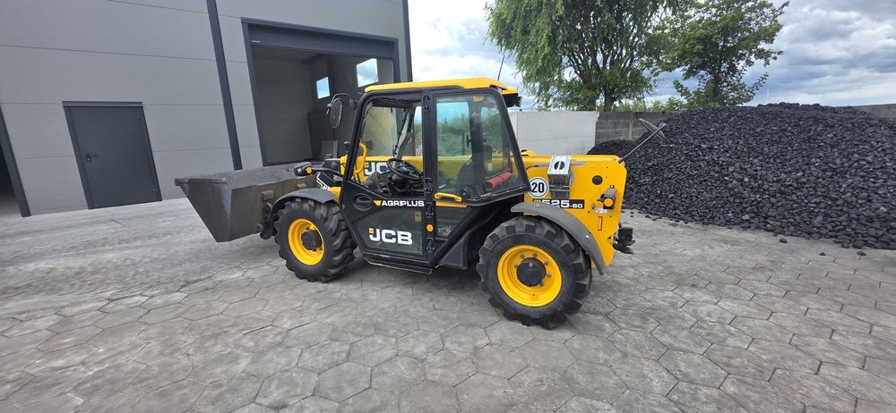 Wynajem ładowarek teleskopowych JCB