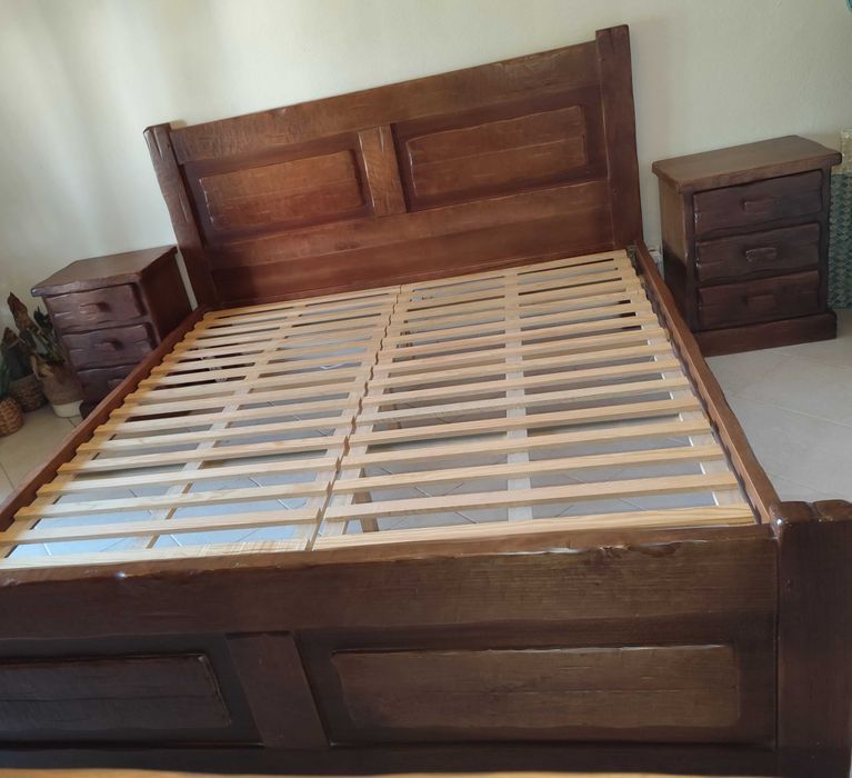 Vendo cama King size, mesas de cabeceira e cómoda grande