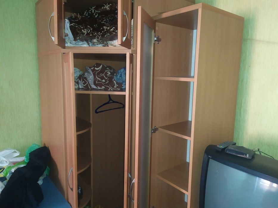 Продам шкаф кутовий дуже місткий (разом із пеналом та комодом). Центр.