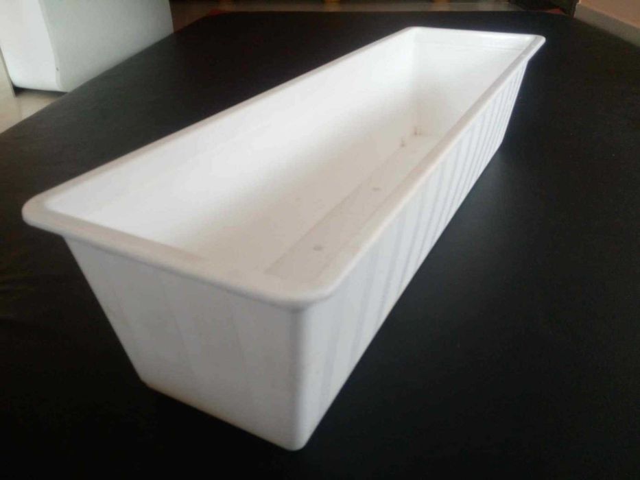 Białe doniczki/skrzynki balkonowe o wymiarach 60 cm - zestaw 10 sztuk