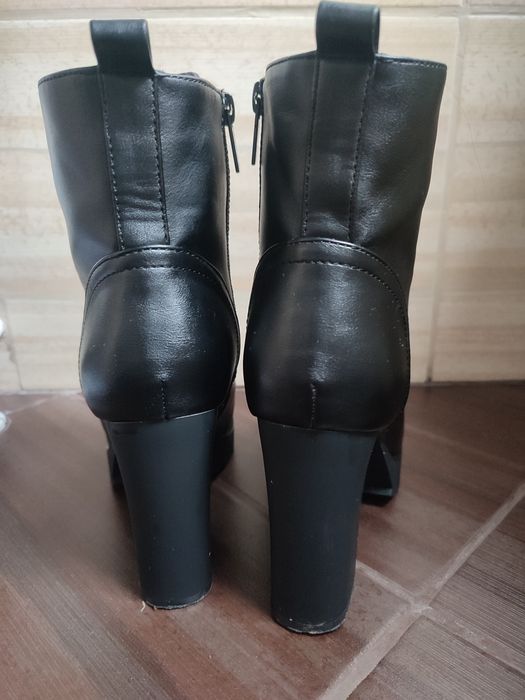 Czarne botki na obcasie