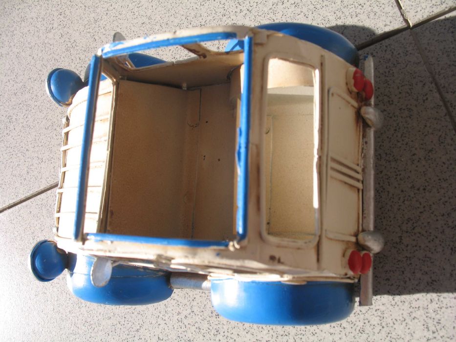 Carro tipo brinquedo em chapa