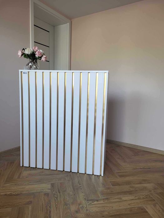 Recepcja kosmetyczna fryzjerska lada recepcyjna lamele biało złota