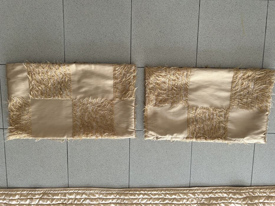 Colcha dourada de casal + 2 almofadas