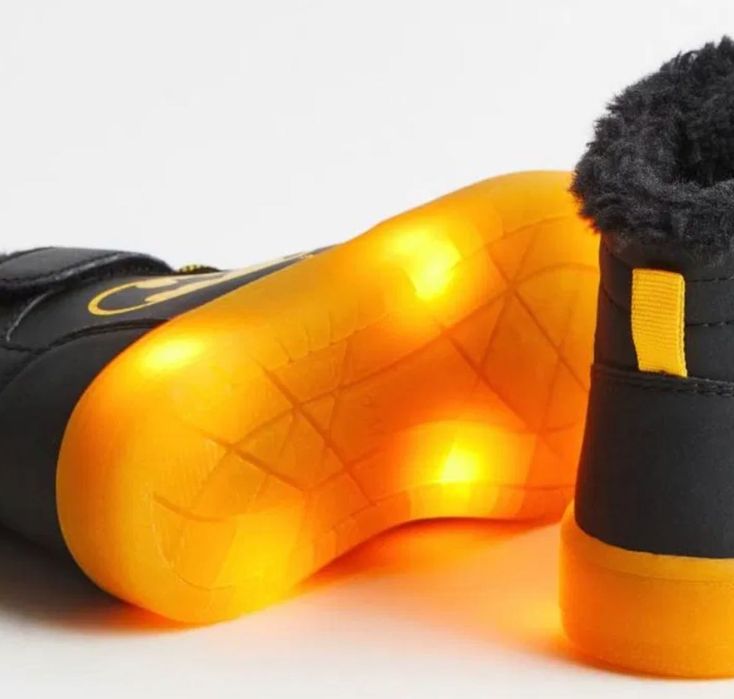 BATMAN Ocieplane buty sportowe świecące, świecąca podeszwa led 24 NOWE