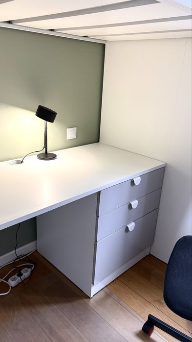 Łóżko na antresoli z biurkiem z 4 szufladami, materac 90x200 cm