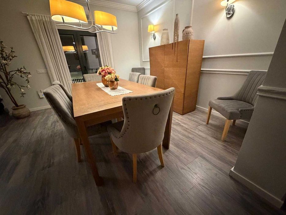 Mesa jantar com 8 cadeiras e móvel de bar