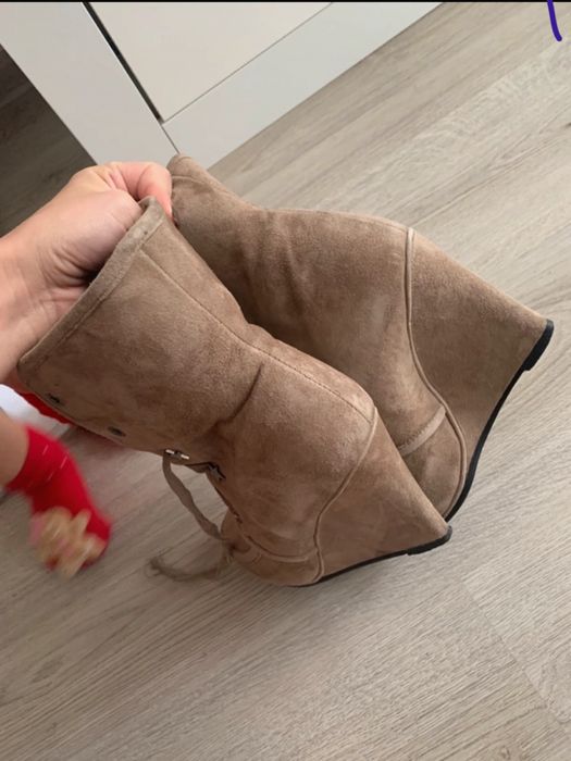 Buty zamszowe na koturnie